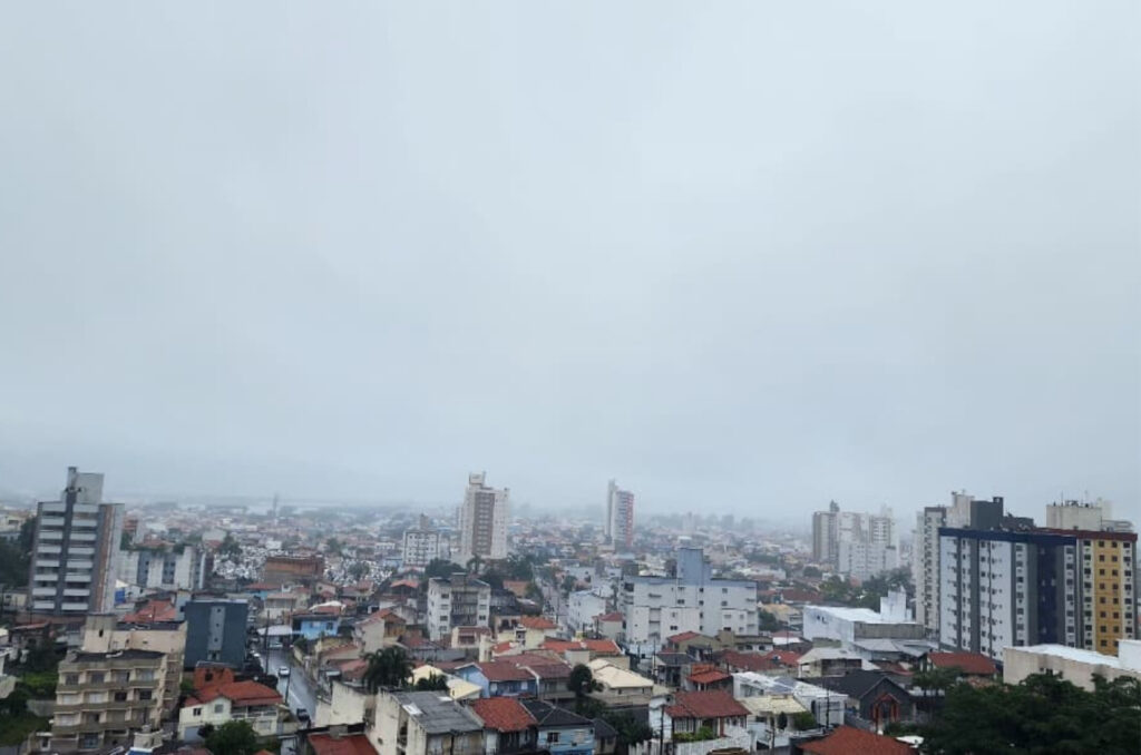 Quarta-feira (29) será marcada por chuva e mar agitado em Santa Catarina