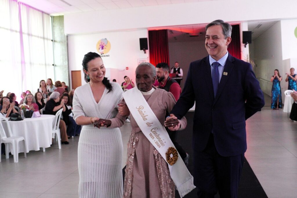 Rainha do Centenário é coroada em homenagem especial da Afasc