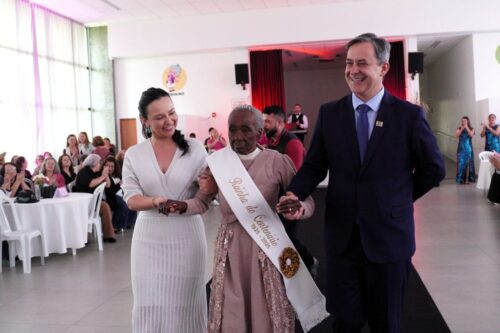 Rainha do Centenário é coroada em homenagem especial da Afasc