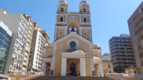 Restauração revela murais escondidos na Catedral de Florianópolis