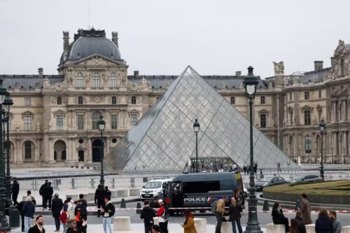 Roubo no Museu do Louvre choca a França: criminosos levam joias da monarquia