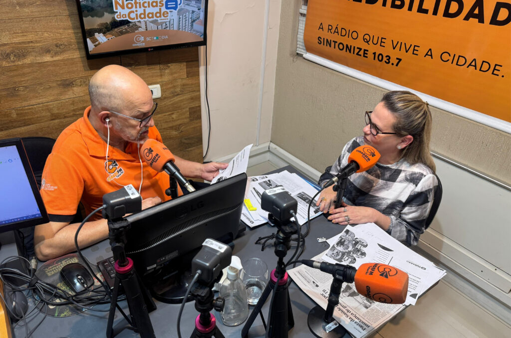 Secretária de Educação rebate críticas e defende fortalecimento da rede pública em Tubarão. - Foto: Manuela Silvano/Rádio Cidade Tubarão