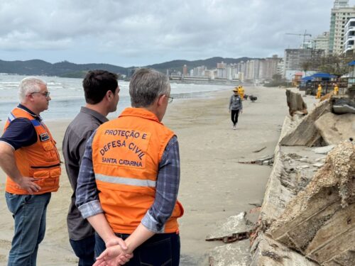Secretário da Defesa Civil avalia danos causados pela ressaca em Itapema