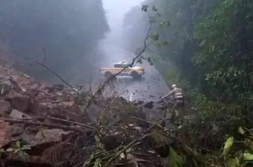 Serra Dona Francisca segue interditada; equipes trabalham para liberar uma das pistas