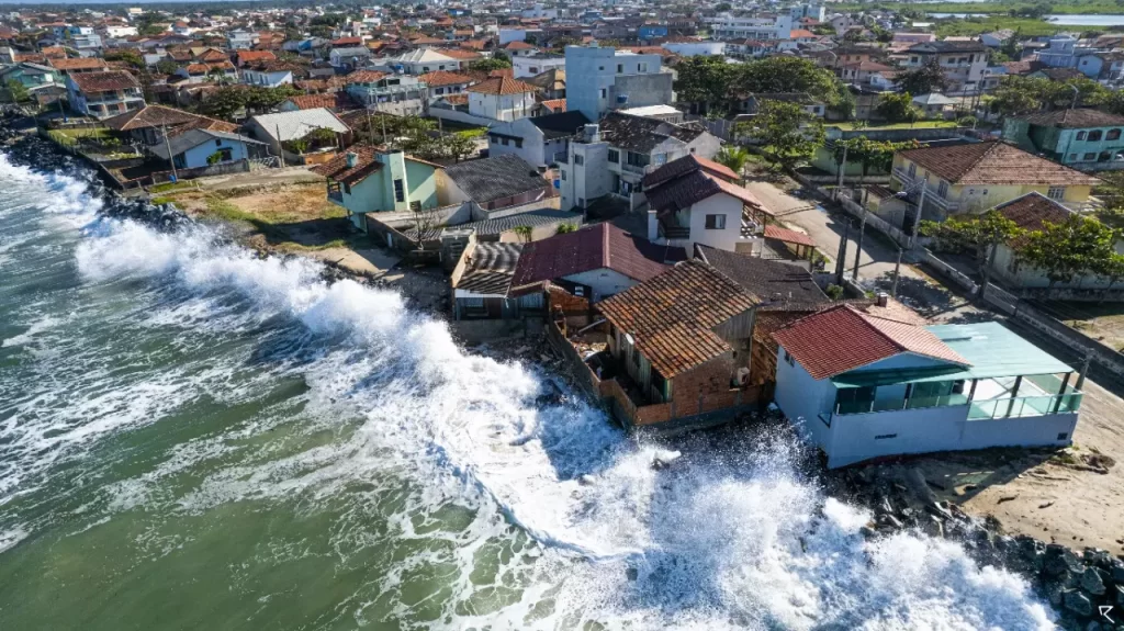 Sete cidades de SC decretam emergência após maré alta e ventos intensos atingirem o litoral - Foto: Rafael Imhof/Divulgação