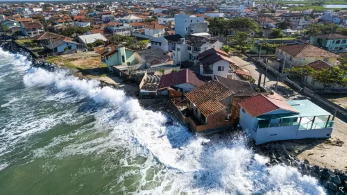 Sete cidades de SC decretam emergência após maré alta e ventos intensos atingirem o litoral