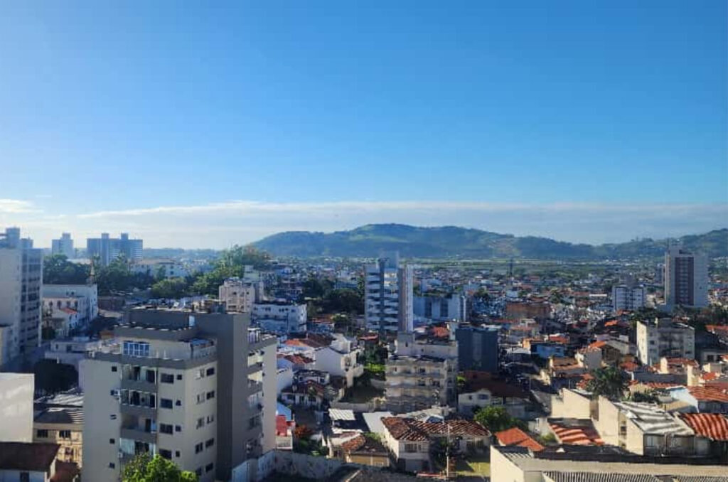 Sol e calor predominam em Santa Catarina neste sábado; Oeste pode ter temporais à noite