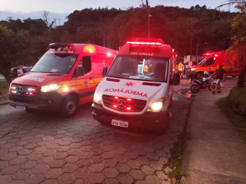Três pessoas ficam feridas em colisão entre motocicletas em Blumenau