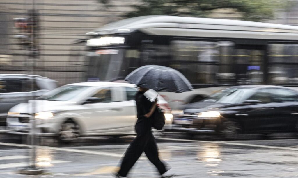 Vento sul mantém mar agitado e frio intenso em Santa Catarina neste domingo