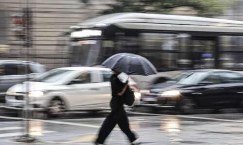 Vento sul mantém mar agitado e frio intenso em Santa Catarina neste domingo