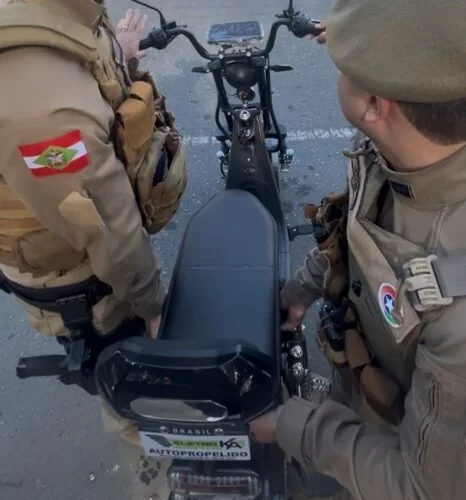 Cerco aperta contra irregularidades em veículos elétricos em Camboriú