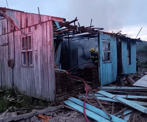 Incêndio destrói residência em Urubici