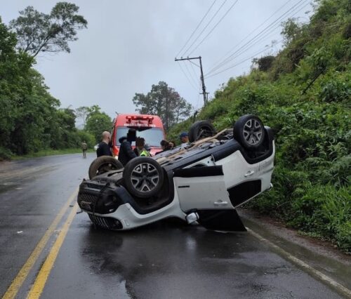 Mulher fica ferida após capotamento de veículo na SC-108 em Urussanga