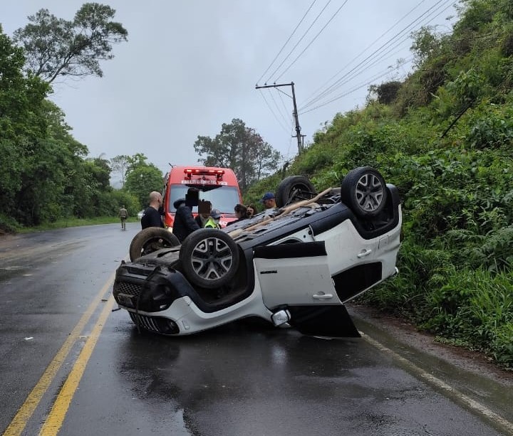 Mulher fica ferida após capotamento de veículo na SC-108 em Urussanga