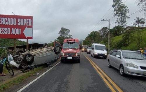 Acidente de trânsito deixa motociclista gravemente ferido na SC-390 em Tubarão