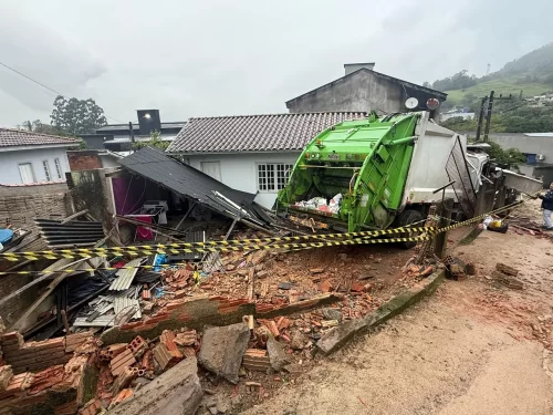 “Estou em choque, porque a gente é trabalhadora, luta todos os dias”, lamenta moradora de residência destruída por caminhão de lixo em Tubarão