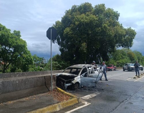 Suspeita de mal súbito pode ter sido causa de colisão de automóvel em barreira e incêndio em Itajaí
