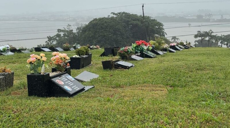 Cemitérios de Tubarão recebem limpeza e manutenção para o Dia de Finados