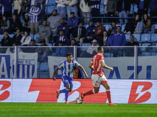 Avaí enfrenta Vila Nova pela Série B em meio a crise financeira e eleições