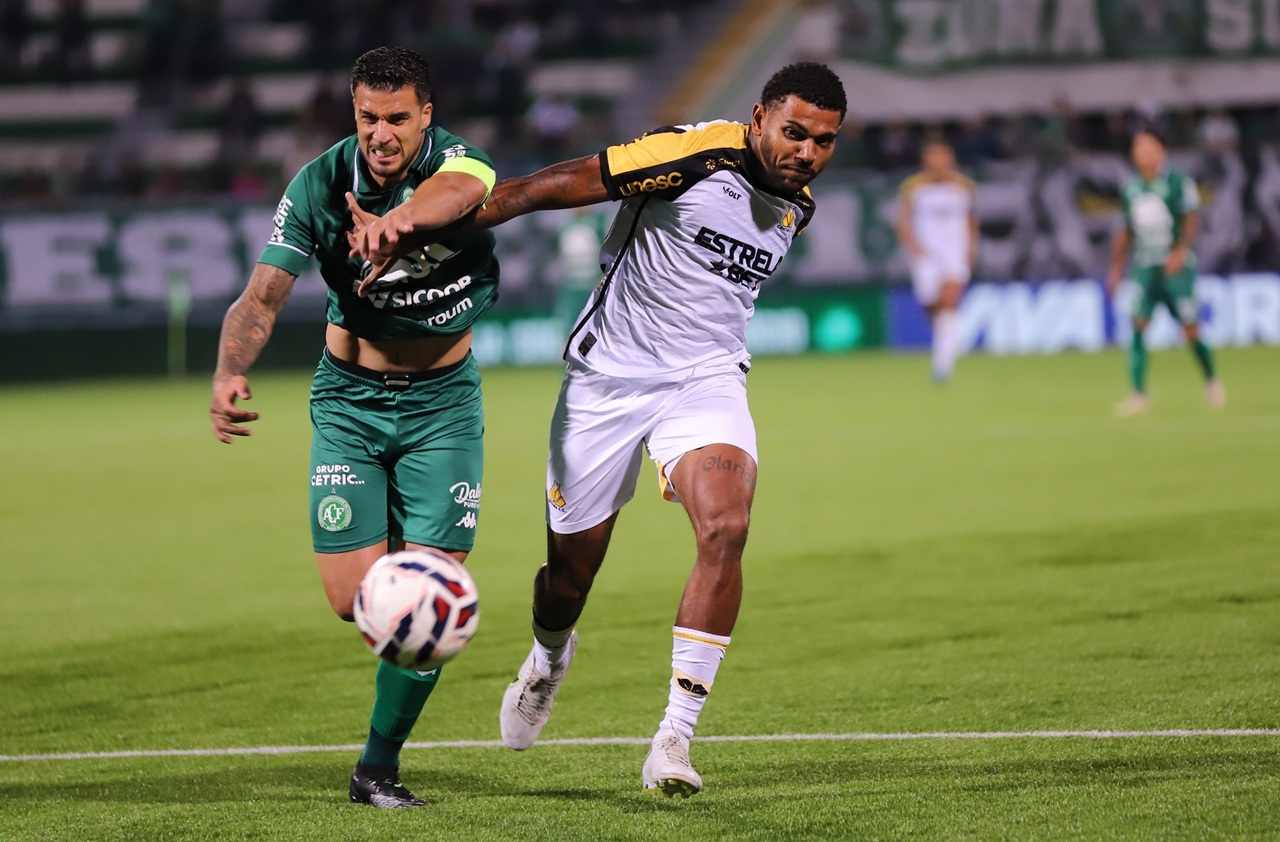 Criciúma e Chapecoense entram em campo pelo sonho do retorno à elite do futebol nacional