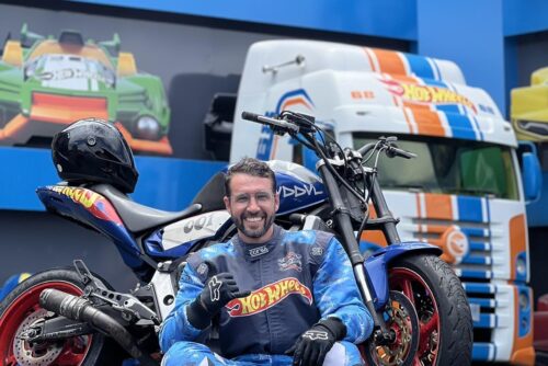 Piloto de motocicleta morre durante apresentação no parque Beto Carrero