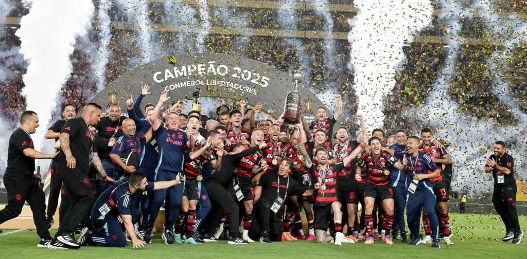 Flamengo vence Palmeiras e se torna primeiro time brasileiro tetracampeão da Libertadores