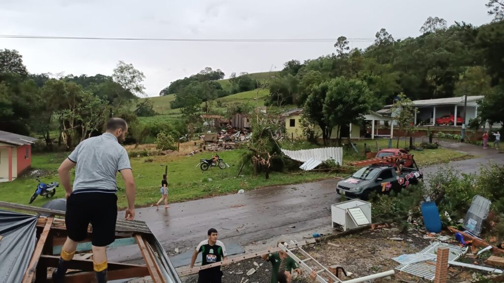 Comunidade é devastada por temporal em Dionísio Cerqueira