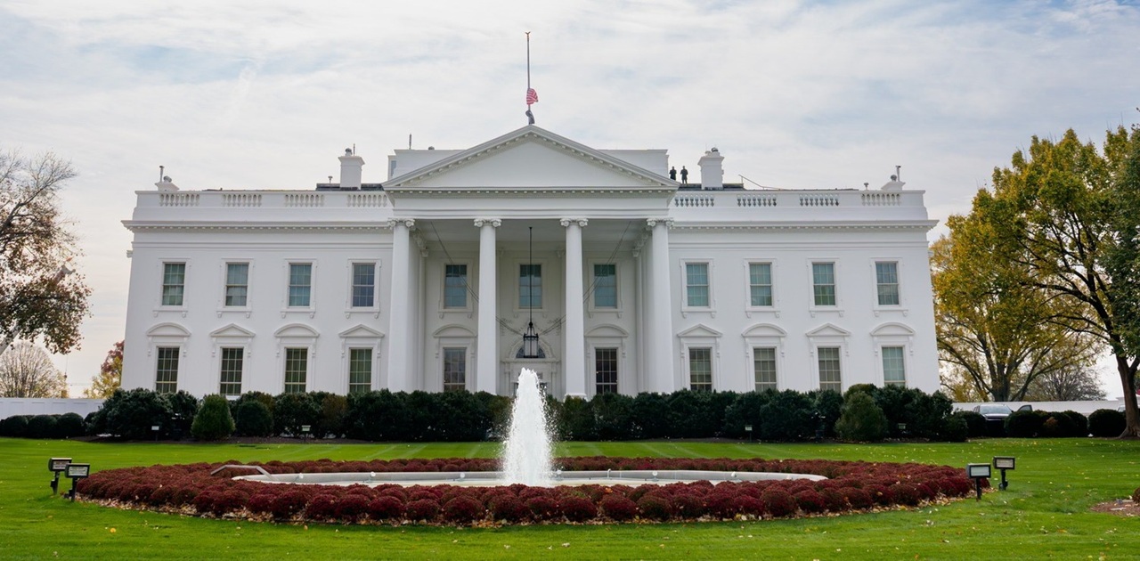 Tiroteio deixa dois guardas baleados e um suspeito acaba preso perto da Casa Branca