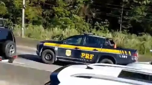 Acidente com motociclista bloqueia faixa e causa lentidão na BR-101 em São José