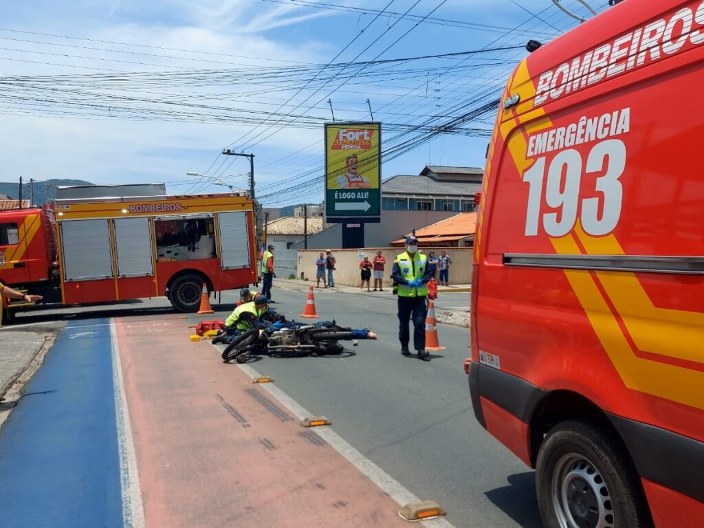 Acidente deixa motociclista ferido na Avenida Eugênio Krause, em Penha