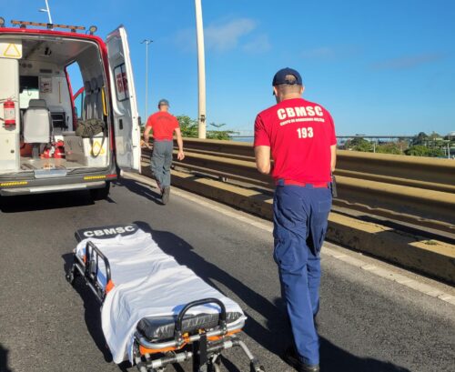 Acidente entre carro e moto deixa motociclista ferido em Florianópolis