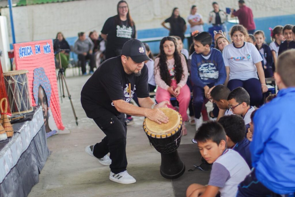 Alunos de Navegantes participam de oficina sobre tradição bantu e raízes do samba
