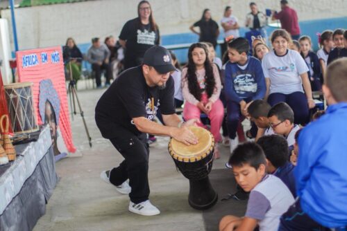 Alunos de Navegantes participam de oficina sobre tradição bantu e raízes do samba