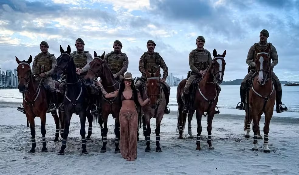 Ana Castela grava projeto musical na Praia Central de Balneário Camboriú e interage com Cavalaria da PM