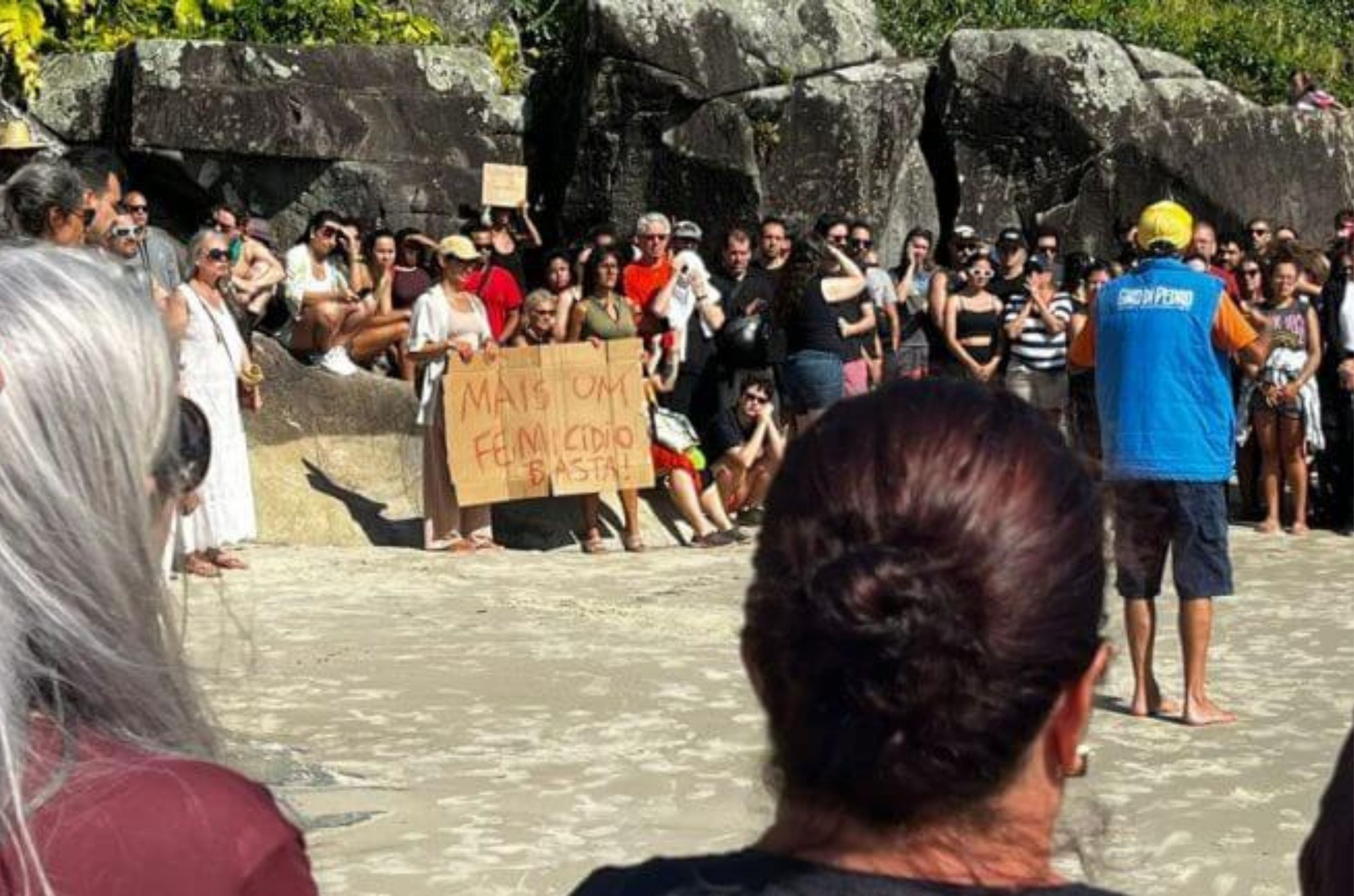 Ato na Praia da Armação reúne multidão em homenagem a jovem morta em trilha de Florianópolis