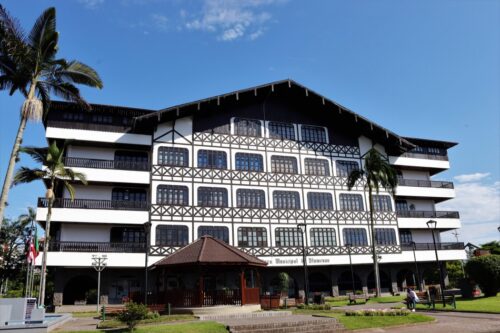 Blumenau abre 87 vagas temporárias com salários de até R$ 25 mil