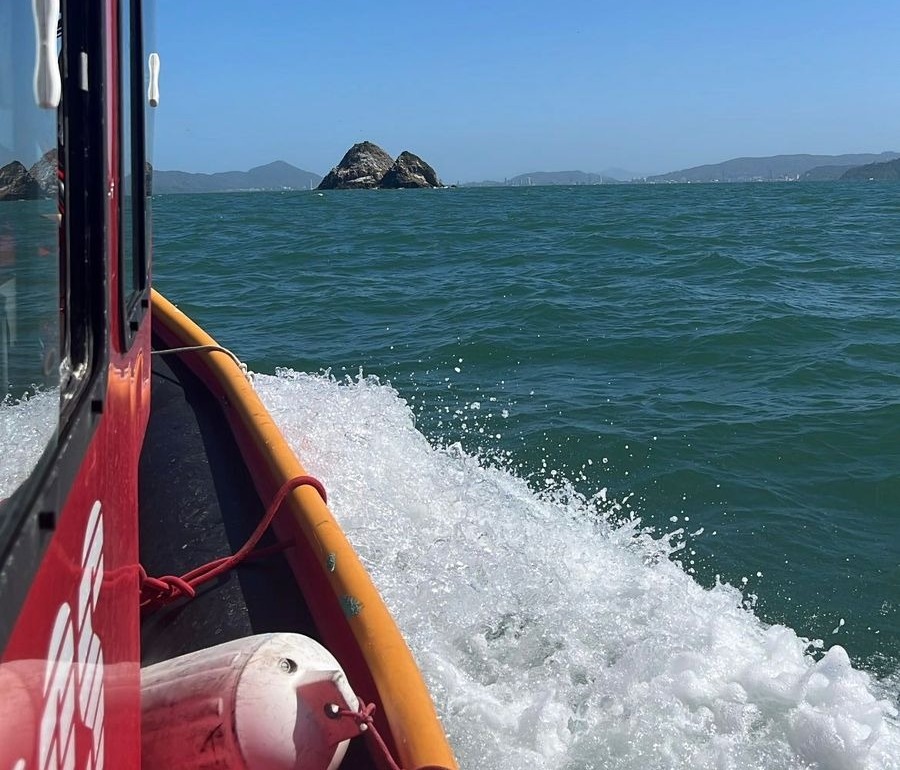 Bombeiros realizam buscas por pescador desaparecido no mar de Balneário Piçarras - Foto: Divulgação/CBMSC