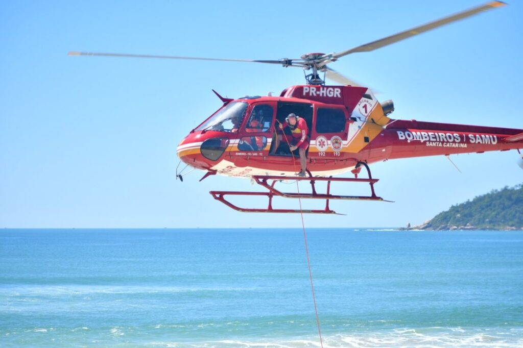 Bombeiros realizam treinamento conjunto para reforçar resgates no verão em Florianópolis