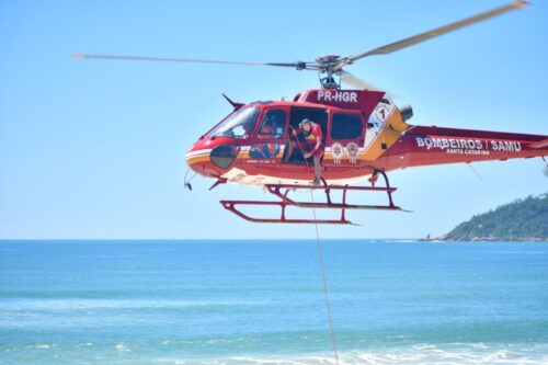 Bombeiros realizam treinamento conjunto para reforçar resgates no verão em Florianópolis
