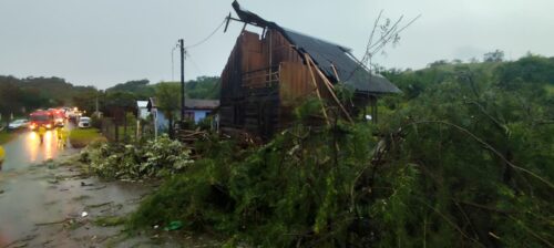 Bombeiros registram mais de 230 ocorrências por causa dos ventos fortes em Santa Catarina