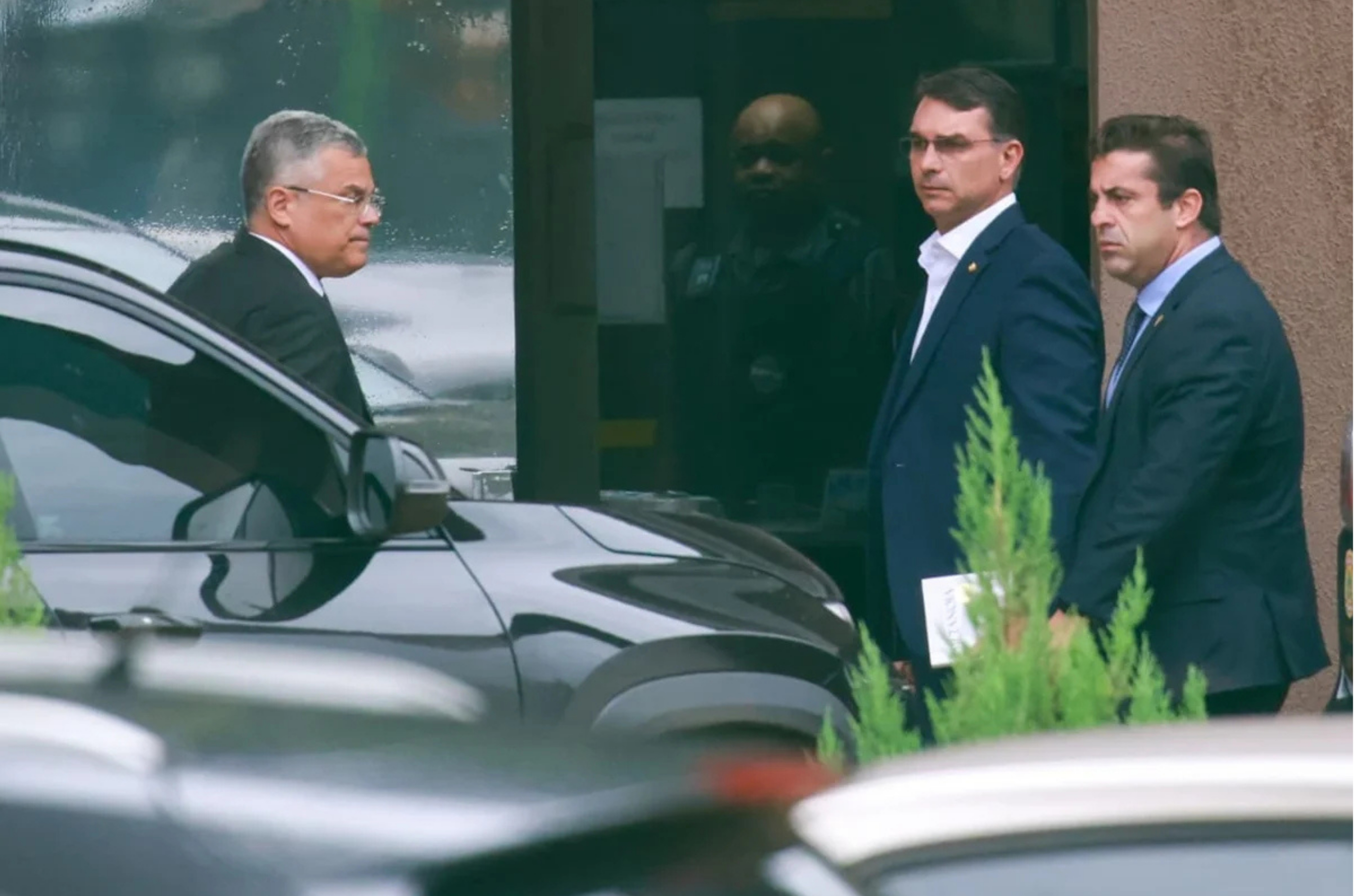 Carlos diz que Bolsonaro está “devastado psicologicamente” durante prisão na PF