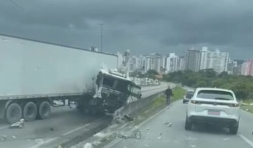 Carreta colide com mureta e bloqueia BR-101 em São José