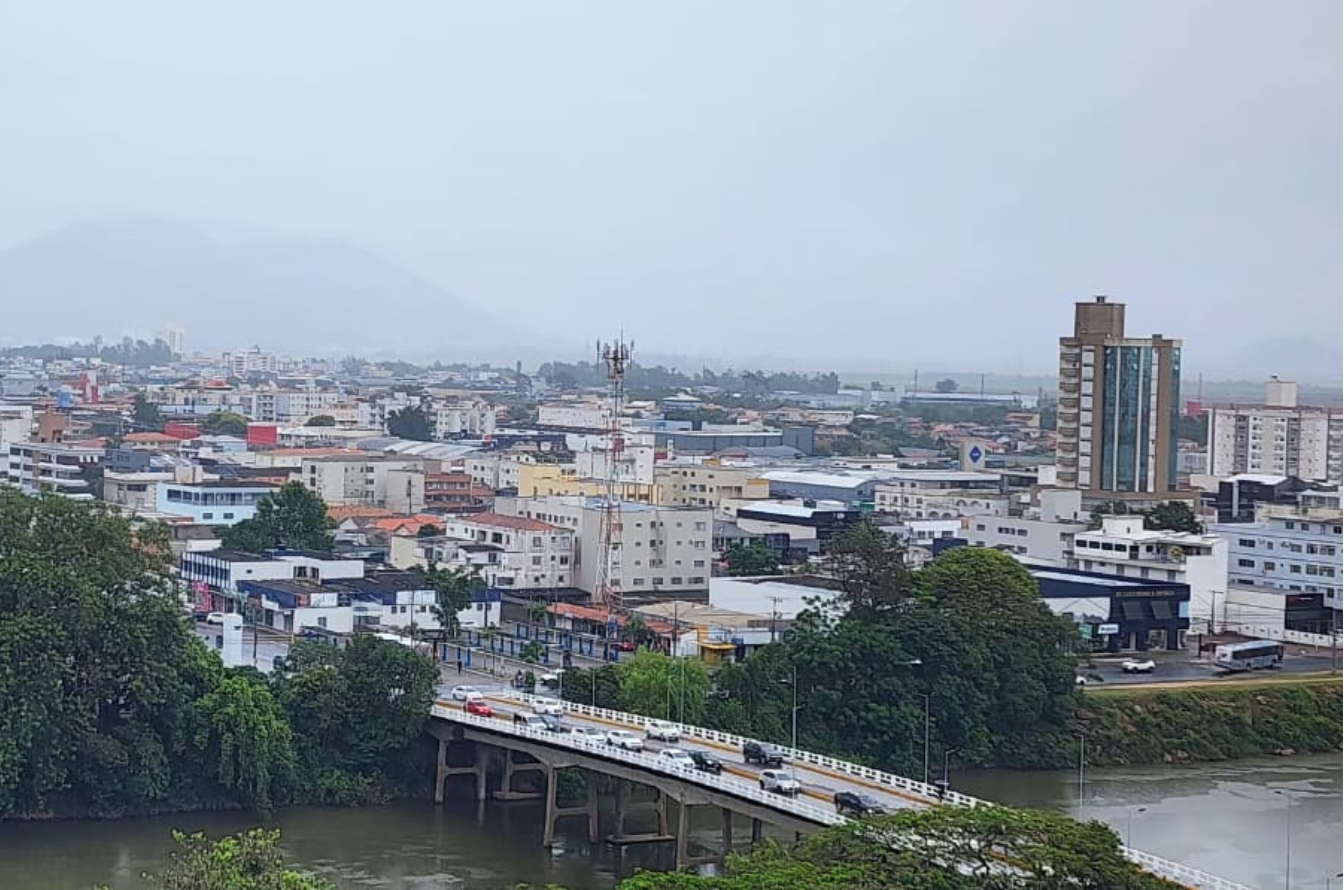 Chuva intensa provoca alagamentos no Litoral Norte de SC nesta segunda-feira (24)