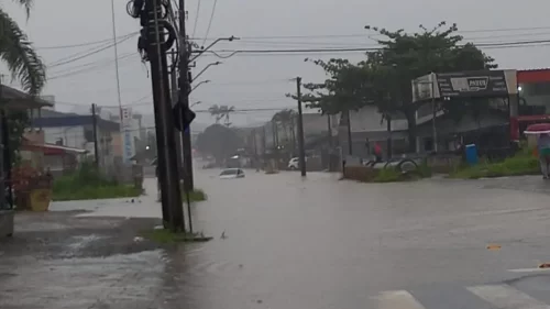 Chuvas intensas causam alagamentos e deixam moradores isolados em Joinville