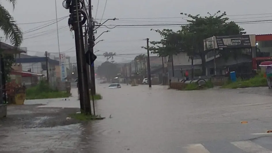 Chuvas intensas causam alagamentos e deixam moradores isolados em Joinville - Foto: Reprodução