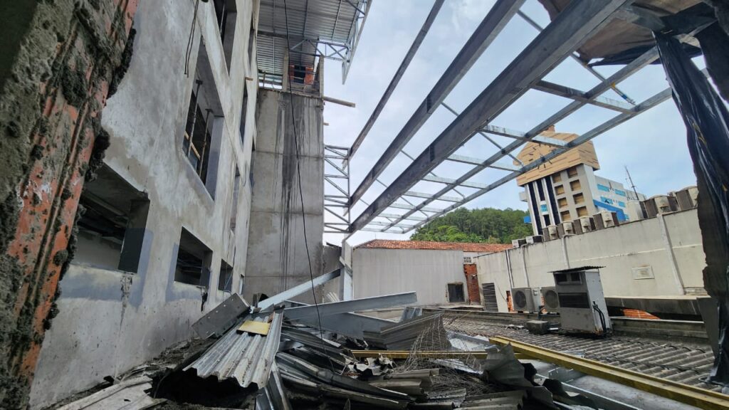 Colapso em obra deixa um morto e feridos em Blumenau