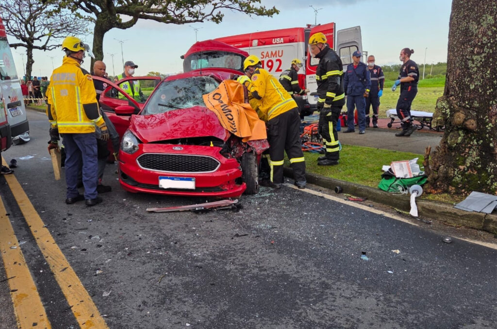 Colisão entre ônibus e carro deixa dois mortos e uma pessoa ferida em Florianópolis