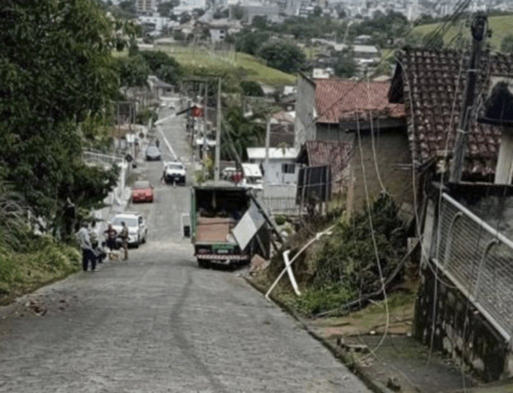 Falha mecânica em caminhão de coleta fere trabalhador em Braço do Norte