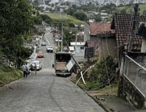 Falha mecânica em caminhão de coleta fere trabalhador em Braço do Norte