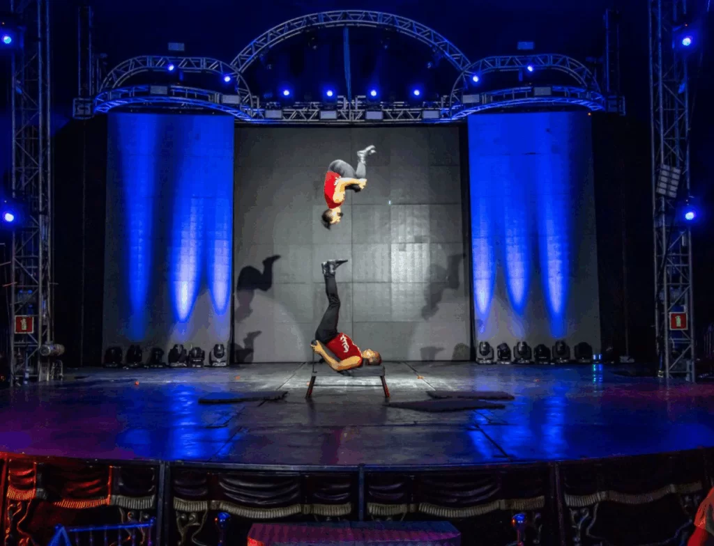 Crianças do Mirage Circus concluem ano letivo em escolas de Tubarão